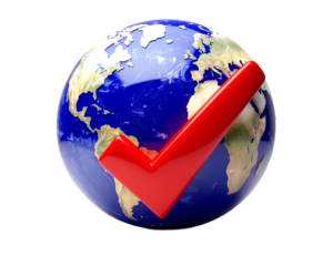 Globo terráqueo con una gran marca de verificación roja superpuesta